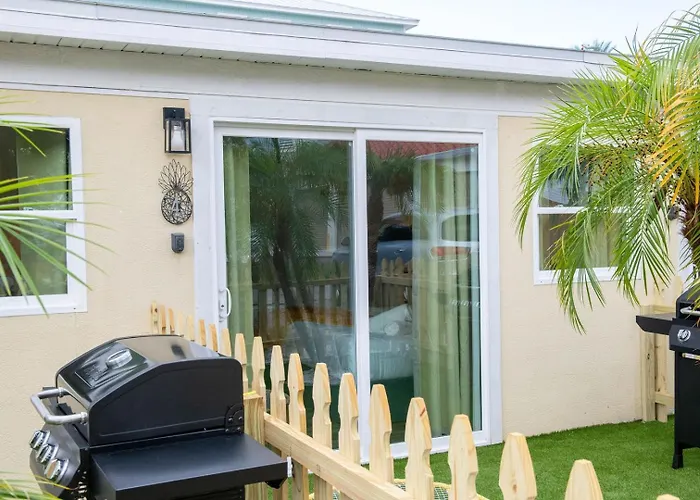 Steps To • King Bed • Bbq + Fenced Yard Clearwater Beach