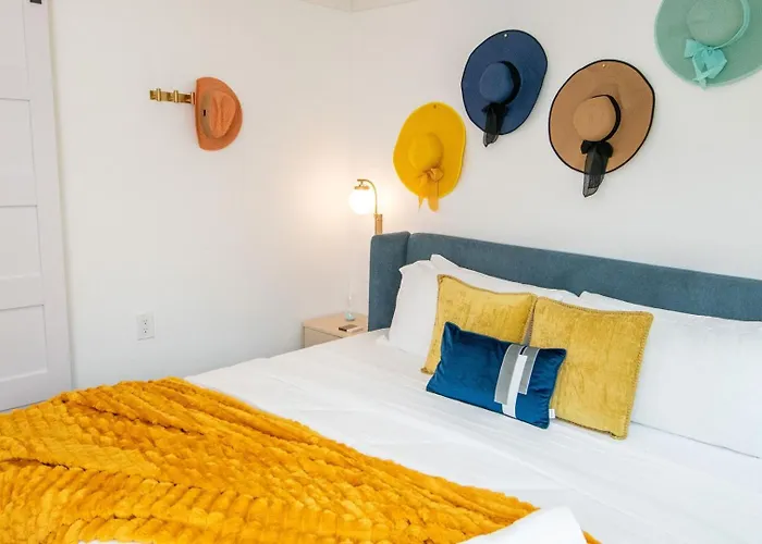 Steps To • King Bed • Bbq + Fenced Yard Apartment Clearwater Beach