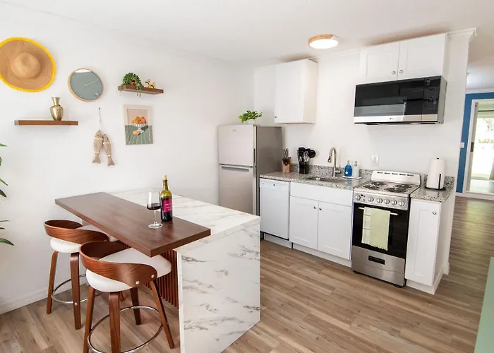 Steps To • King Bed • Bbq + Fenced Yard * Clearwater Beach