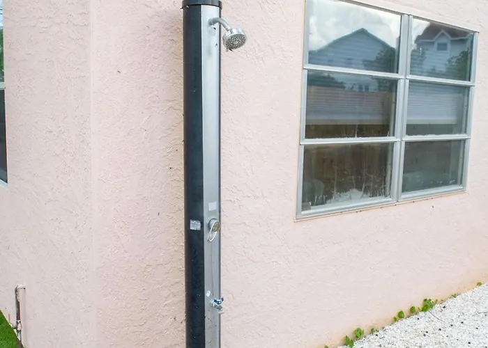 Steps To • King Bed • Bbq + Fenced Yard * Clearwater Beach
