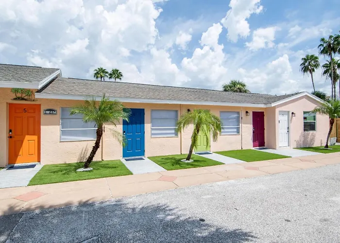 Steps To • King Bed • Bbq + Fenced Yard Apartment