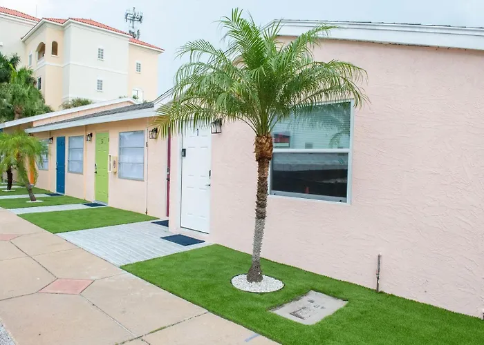 Apartment Steps To • King Bed • Bbq + Fenced Yard