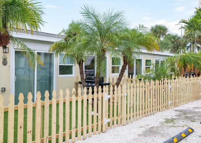 Steps To • King Bed • Bbq + Fenced Yard Apartment *