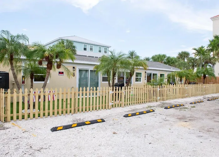 Apartment Steps To • King Bed • Bbq + Fenced Yard Clearwater Beach